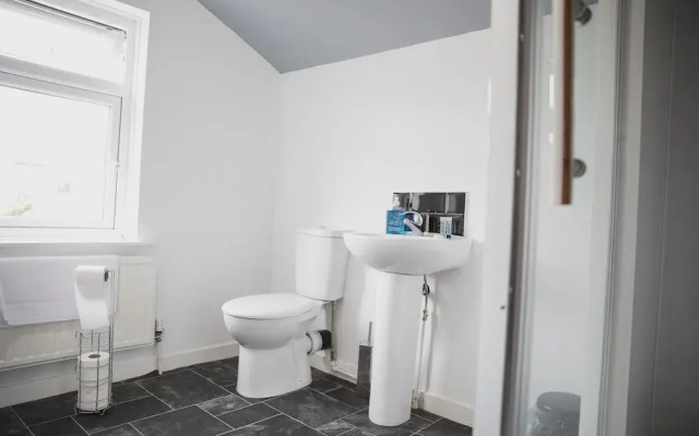 Room in Guest Room - Big Room in Leicester