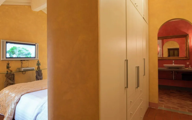 Villa in Cortona With Pool & Hill Views