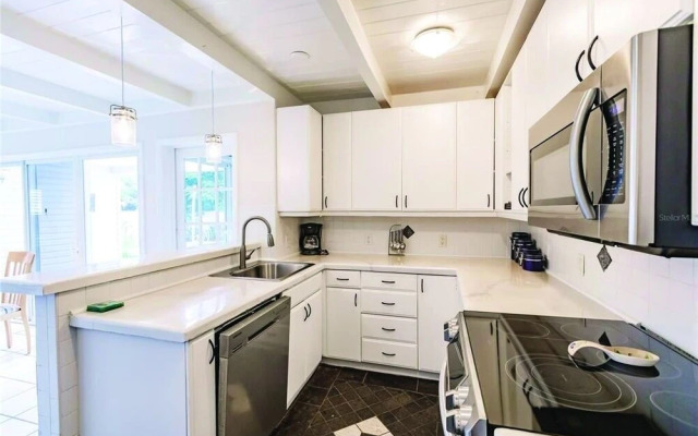 Tropical Siesta 2 Bedroom Home by RedAwning