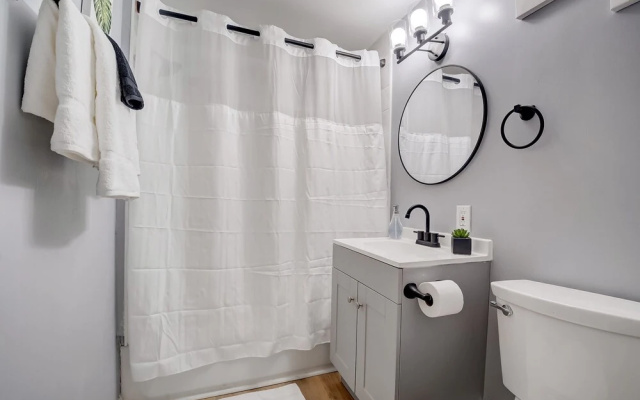 Frontdesk 2 BR House Near Cardinal Stadium