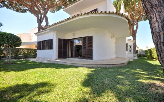 Residential Cul-de-sac Walking Distance to Centre, Private Pool, Free AC & Wifi