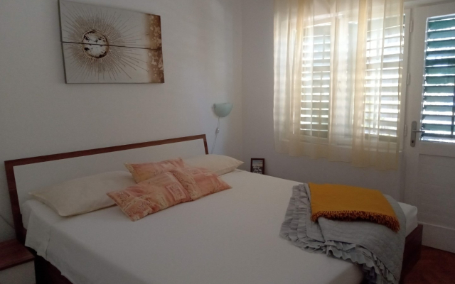 Holiday house Dragan - 50m from sea: Splitska, Island Brac