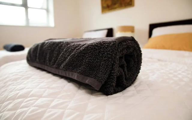 Milton Keynes Retreat - 4 Bedroom Luxury House
