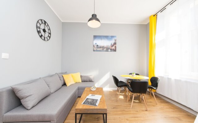 Yellow Apartment Old Town Air Condition