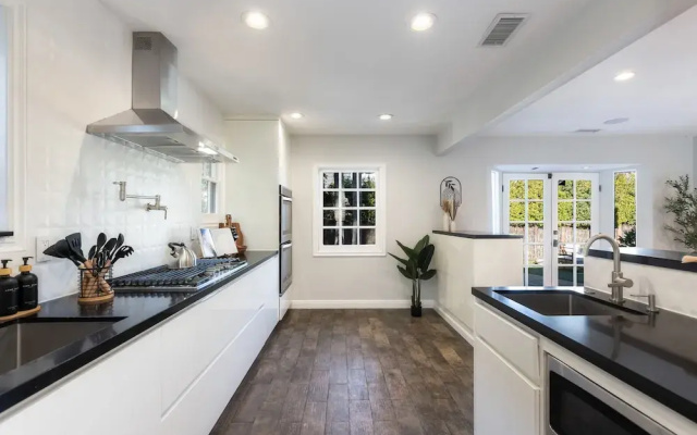 5 Bedroom Home with Pool & Guest House
