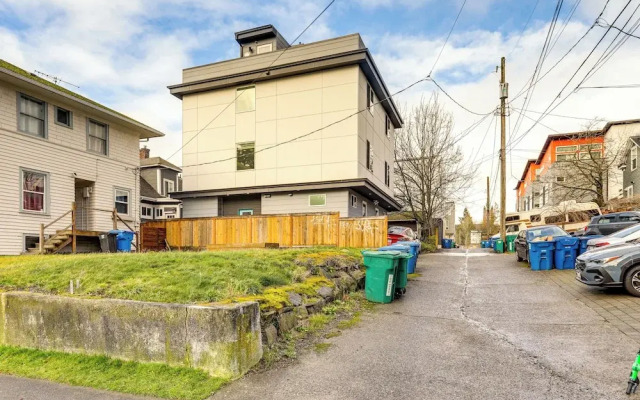 Walk to UW: Townhome w/ Rooftop Patio!