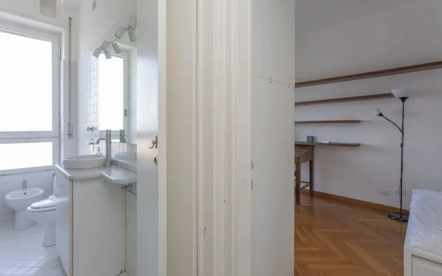 Skyline view Biancamano 1 bdr with balcony by Rentopolis