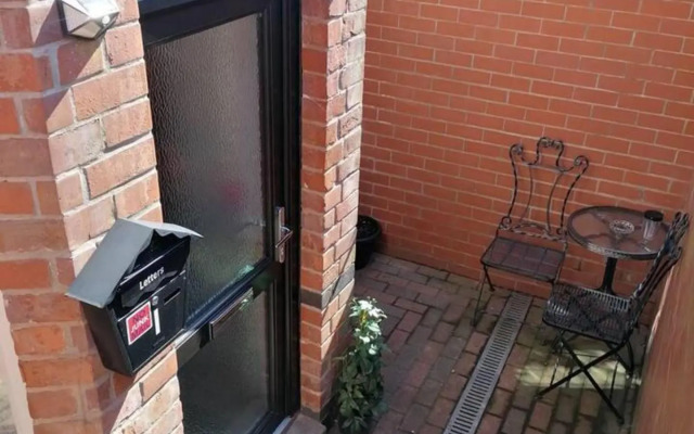 Beach Apartment - Sleeps 4, Garden & Parking