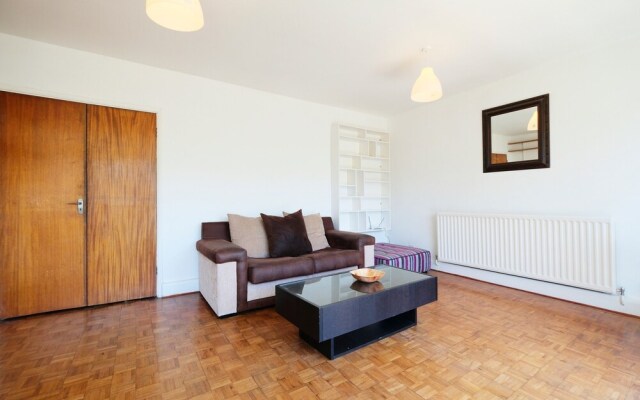 Bright and Spacious 2 Bed Apartment - Sleeps 4