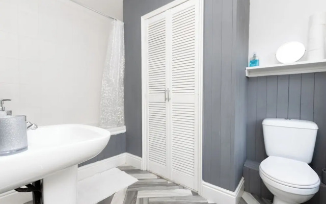 Cozy Nottingham Retreat Entire Home With 4 Bedroom