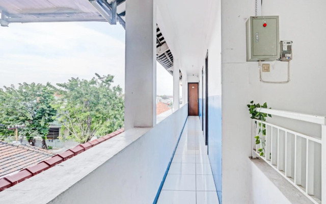 OYO 90426 Near Mall Ciputra 2