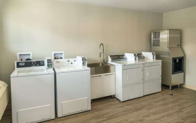 Econo Lodge Inn & Suites