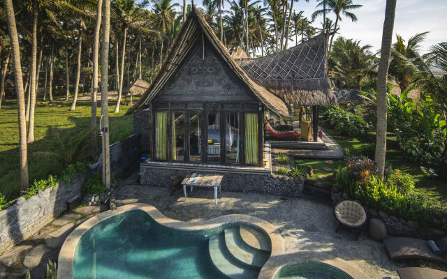 Absolute Beachfront Romantic Villa Laut