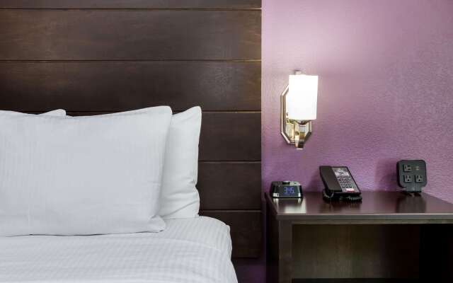 La Quinta Inn & Suites by Wyndham Laredo Airport