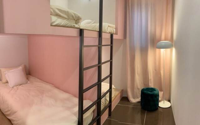 g g bae Hostel - Caters to Women