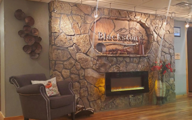 Blackstone Lodge & Suites