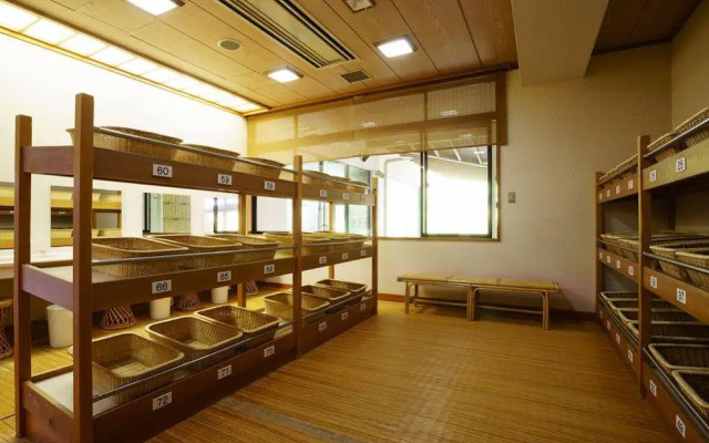 Hotel Hoho "A hotel overlooking the Echigo Plain and the Yahiko mountain range"