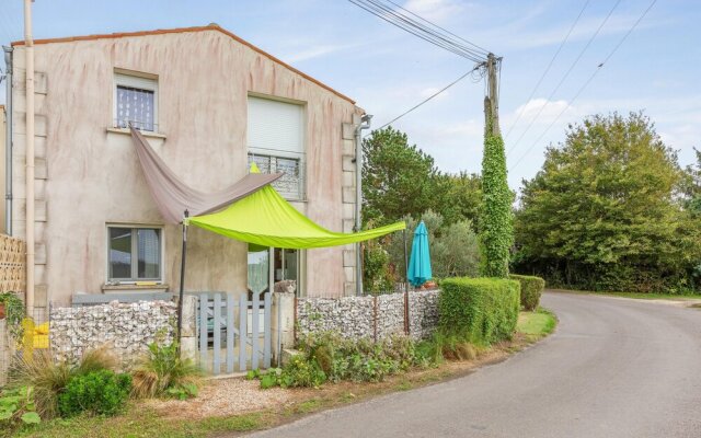 Apartment With one Bedroom in Mortagne-sur-gironde, With Furnished Gar