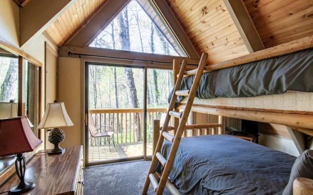 Bear View Chalet with hot tub and near Ober