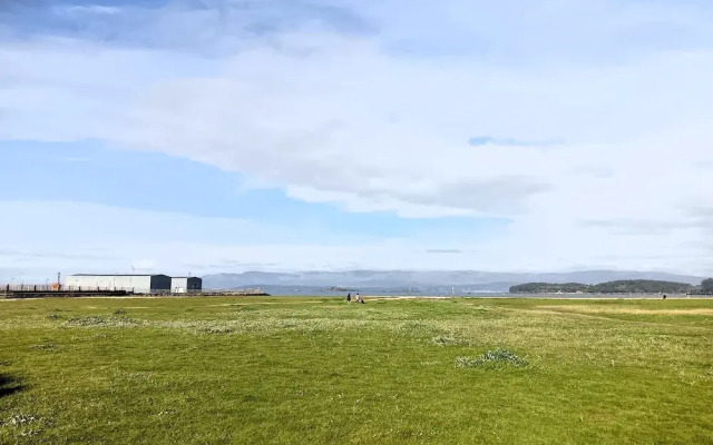 Piso con Piscina y Jardin Cerca de la Playa