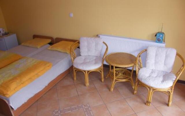 Pokoje Gościnne "Pod Klonem"