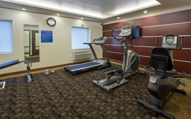 Days Inn & Suites Milwaukee