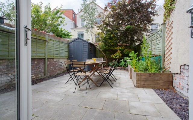 Sleek & Stylish Bristol Getaway With Garden