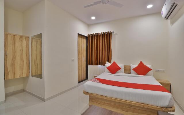 OYO 42957 Hotel Radhanand