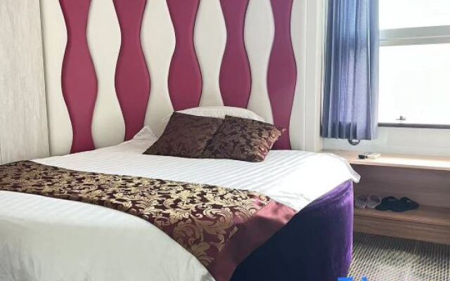 Hengji Hotel (Shanghai Hongkou Football Stadium Dongbaoxing Road Subway Station)