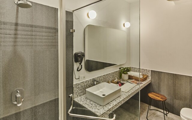 Minimalist Poshtel & Suites