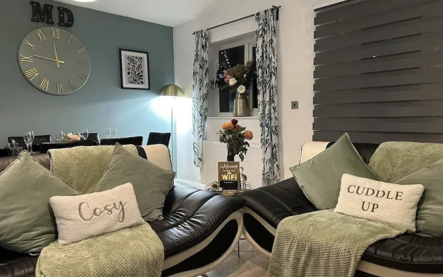 Bramblemead 5 bed House in Manchester Leigh