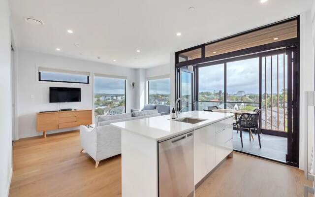 Takapuna Contemporary 2BR with Carpark