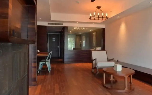 Poly Phoenix Hotel