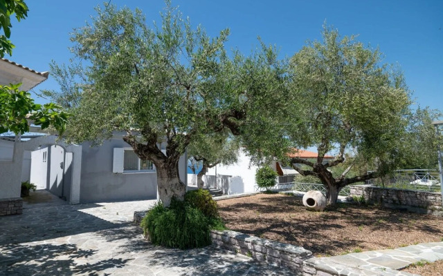 Seafront Pouletis Family Aeraki Nest With Pool