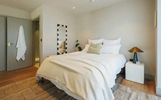 Sophisticated Studio Flat With Rooftop Access