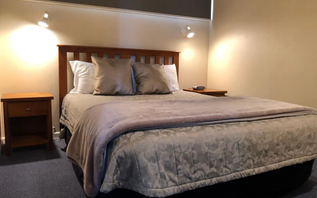 Te Anau Manapouri Lake Hotel – Guest Rooms – Manapouri
