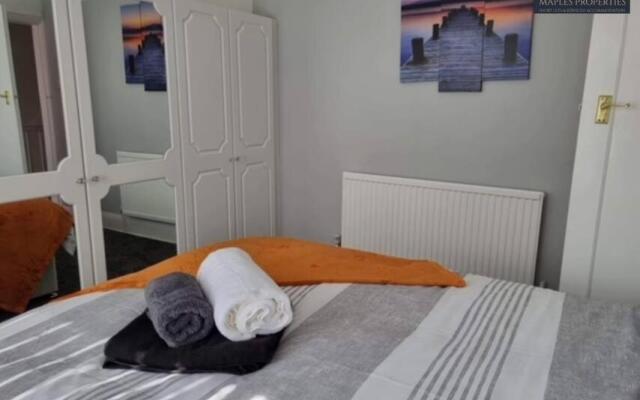 3 Bedroom House, with Free WiFi - Maples Properties Short Lets & Serviced Accommodation Hull