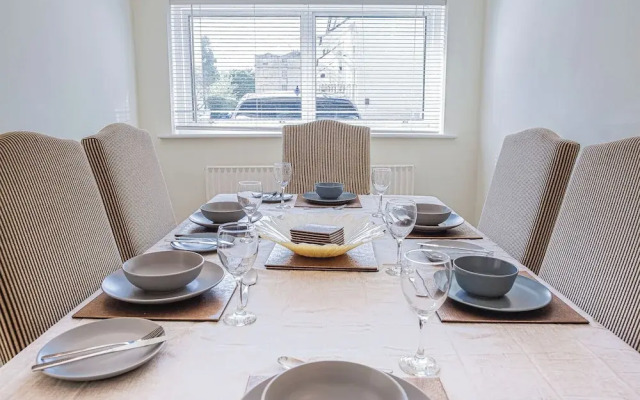 Central 2BD with Garden and Free Parking