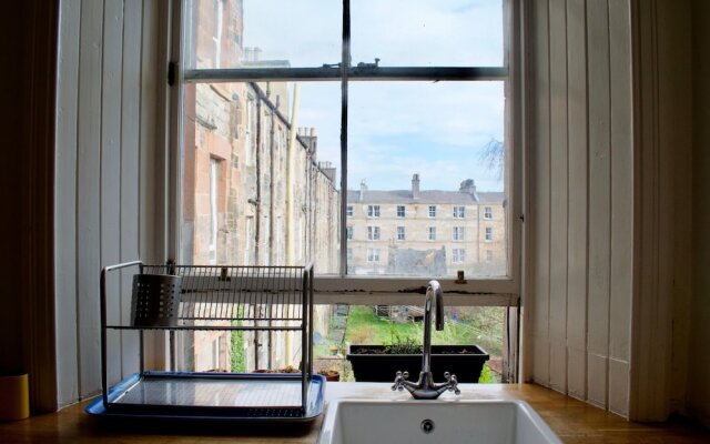 Vintage Style Apartment In Lovely Leith