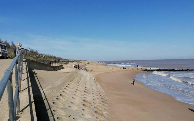 Beach Apartment - Sleeps 4, Garden & Parking