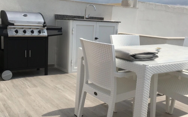 Seafront Penthouse Triplex- Roof Terrace & Hot Tub