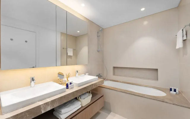 Maison Privee - Trendy Apt on the Creek with Superb Dubai Skyline Vw