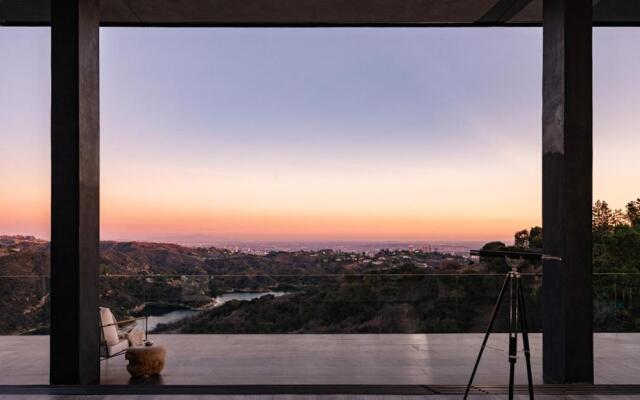 Sophisticated Modern Retreat in Bel Air