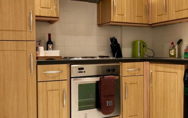 2 Bedroom Flat Near Leith
