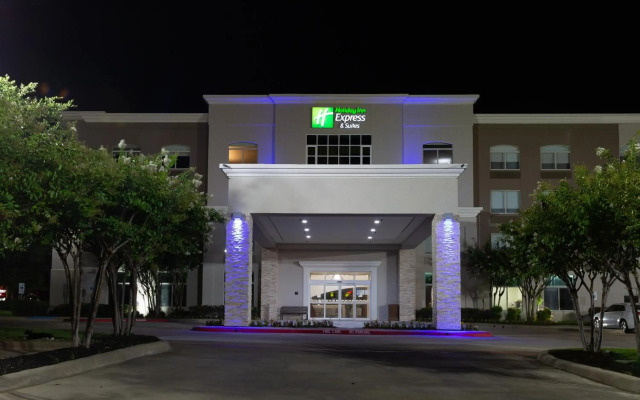 Holiday Inn Express And Suites Arlington North - Stadium Area by IHG