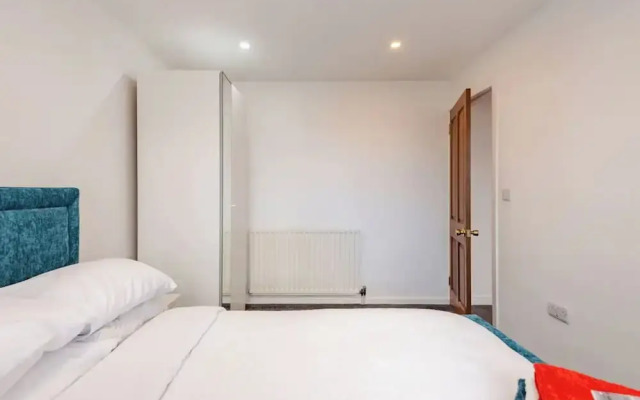 4 bed House - Private Garden - Free Parking