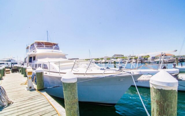 Ocean Romance Dockside B and B Yacht Hotel