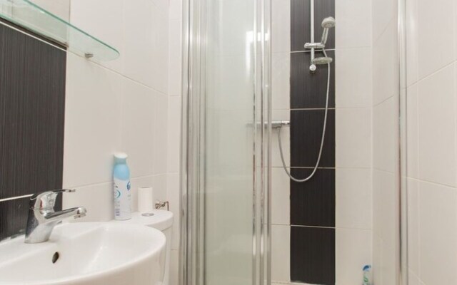 Spacious, Bright 5-br Flat for 10 in Edinburgh