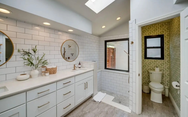 Bakersfield Oasis: Private Pool, Hot Tub & Patio!