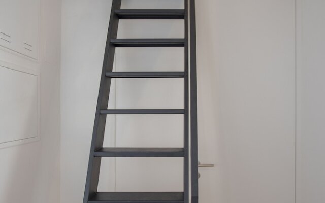 Liiiving - Mezzanine Downtown Balcony